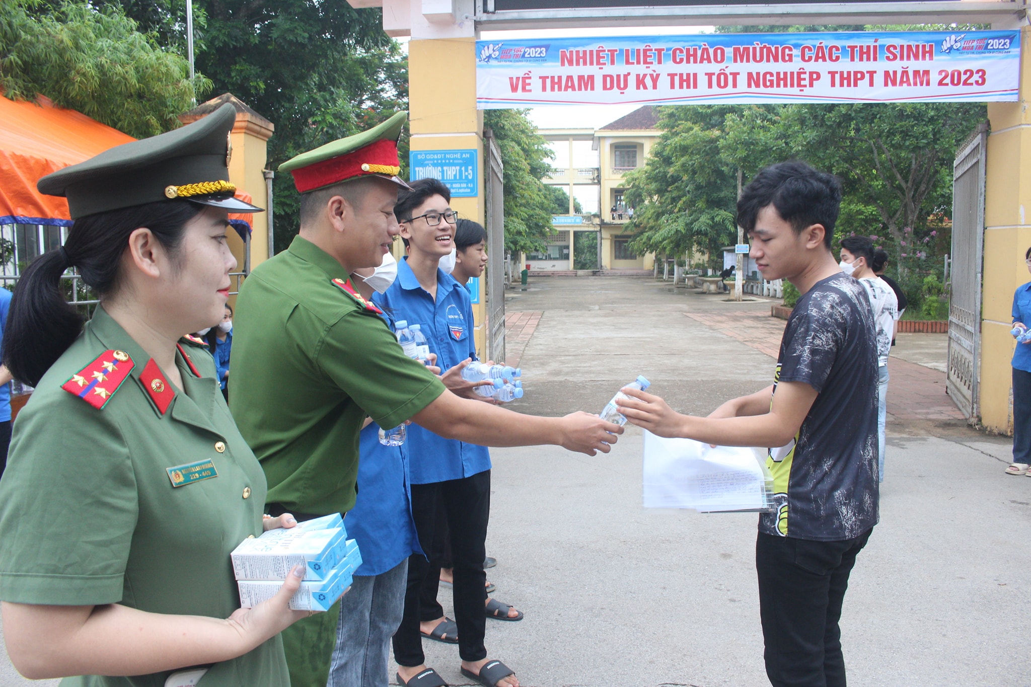 Công an huyện Nghĩa Đàn hỗ trợ nước uống và sữa cho thí sinh tại các điểm thi