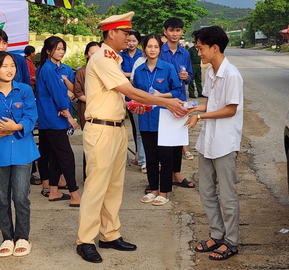 Đội Cảnh sát giao thông đường bộ số 2 - Phòng Cảnh sát giao thông hỗ trợ thí sinh quên giấy tờ tùy thân và  hỗ trợ nước uống , sữa tiếp sức thí sinh trong kỳ thi