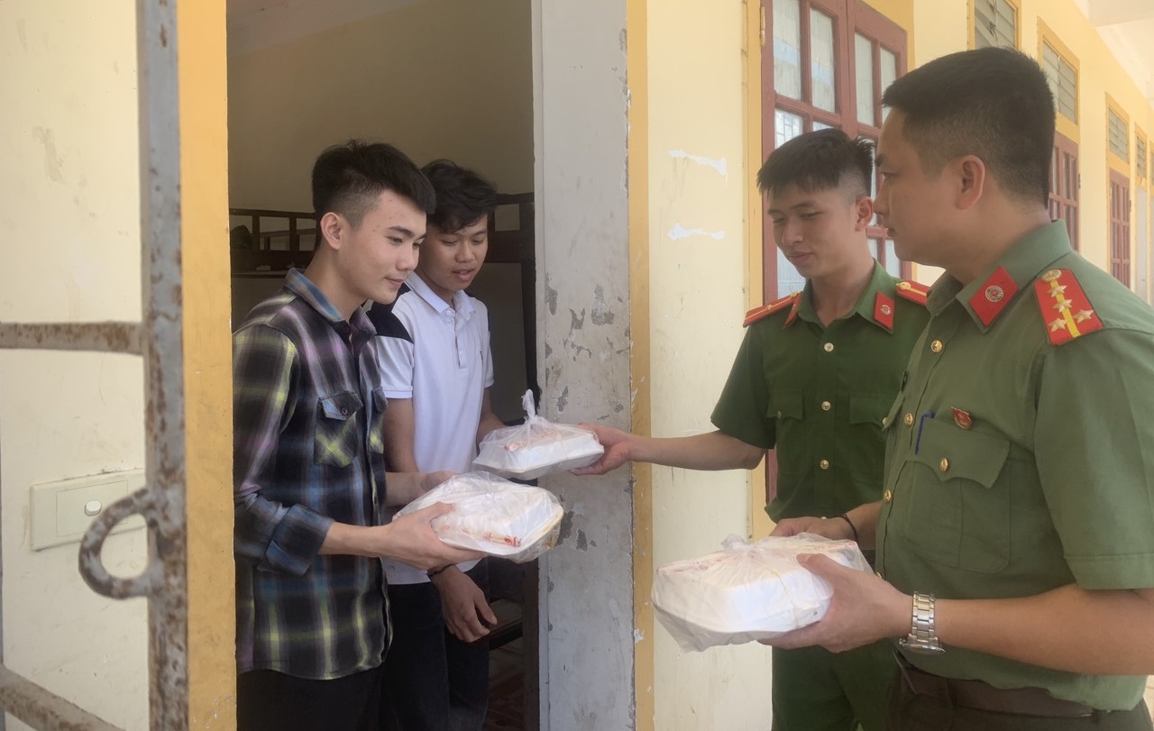 Công an huyện Tương Dương hỗ trợ suất ăn tới tận phòng nghỉ của các thí sinh