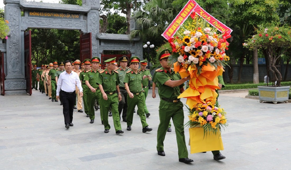 Dâng hoa, dâng hương tại Khu di tích Kim Liên nhân kỷ niệm Ngày truyền thống lực lượng Cảnh sát nhân dân