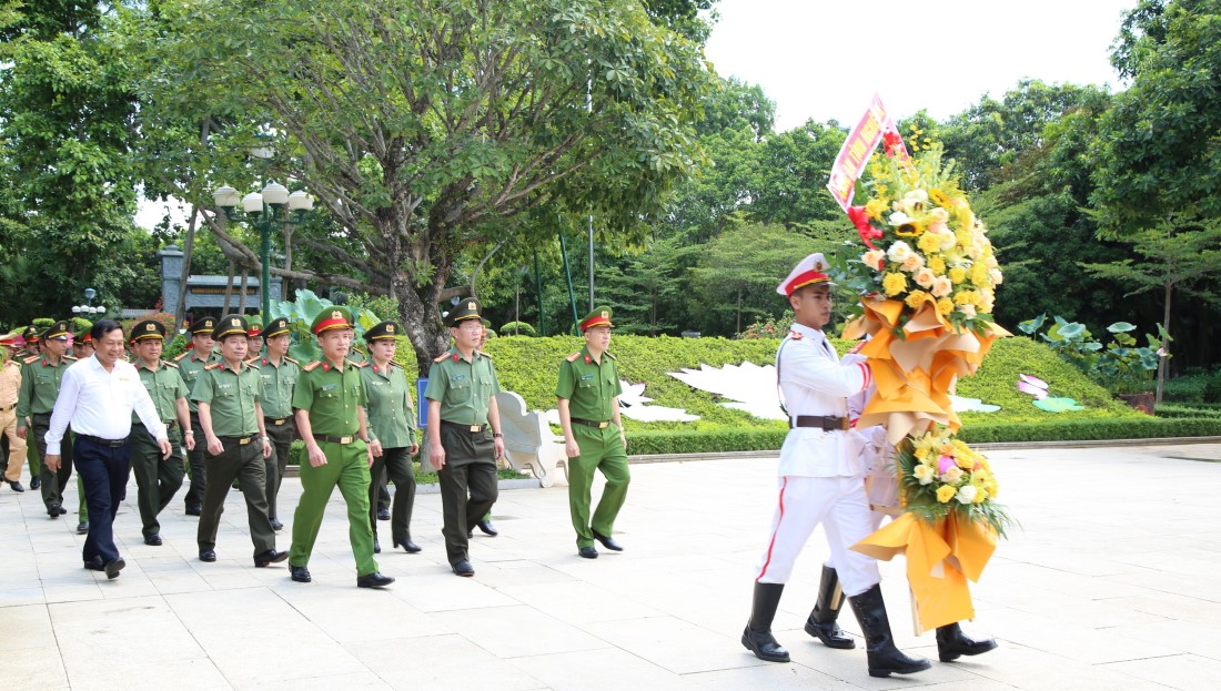 Công an Nghệ An dâng hoa, dâng hương tri ân anh hùng liệt sĩ tại các di tích lịch sử