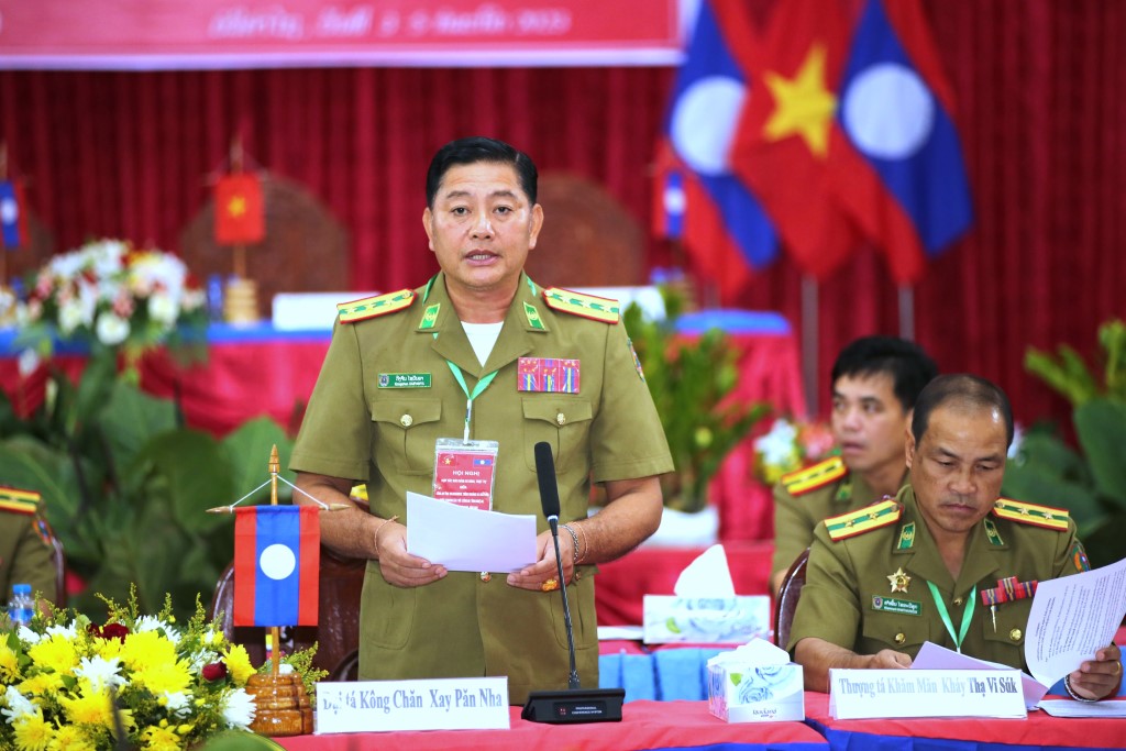 Đồng chí Đại tá Kông Chăn Xày Păn Nha, Giám đốc, Trưởng đoàn đại biểu Công an tỉnh Bo Ly Khăm Xay phát biểu tại Hội nghị