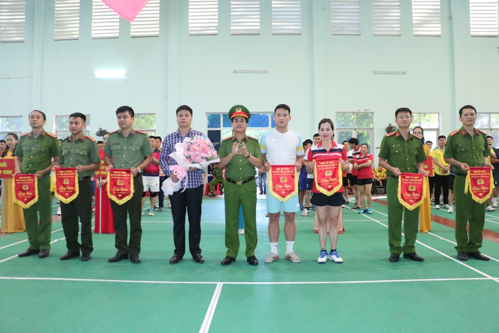 Đồng chí Phó Giám đốc trao hoa và cờ lưu niệm cho các đội tuyển tham gia Hội thao