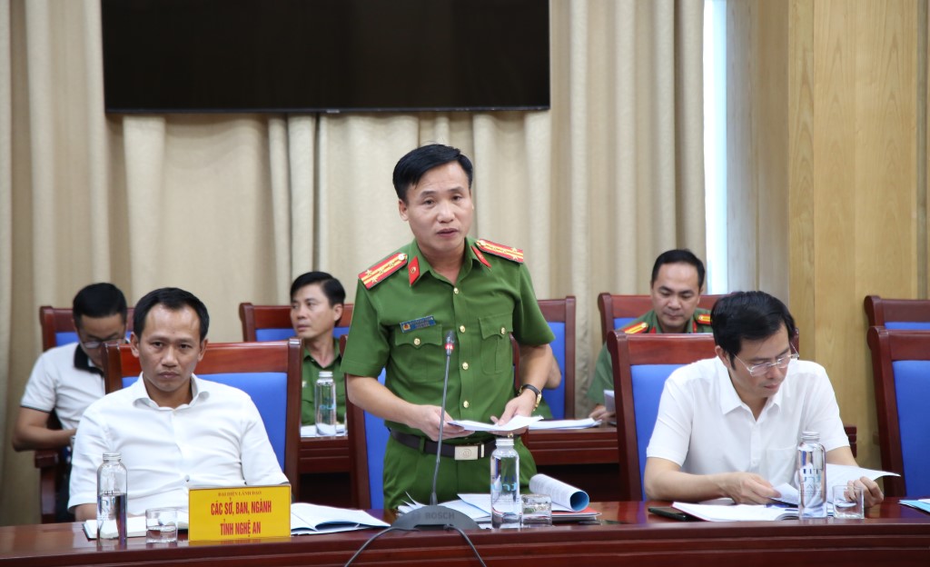 Đại tá Nguyễn Duy Thanh - Phó Giám đốc Công an tỉnh báo cáo công tác PCCC trên địa bàn tỉnh
