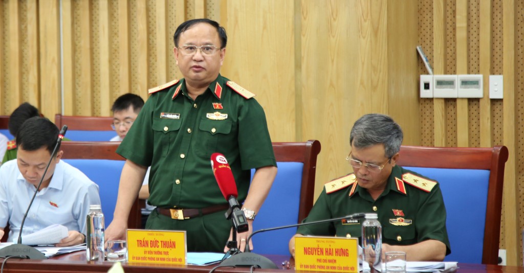 Đồng chí Trần Đức Thuận - Ủy viên Ủy ban Quốc phòng - An ninh phát biểu tại buổi làm việc