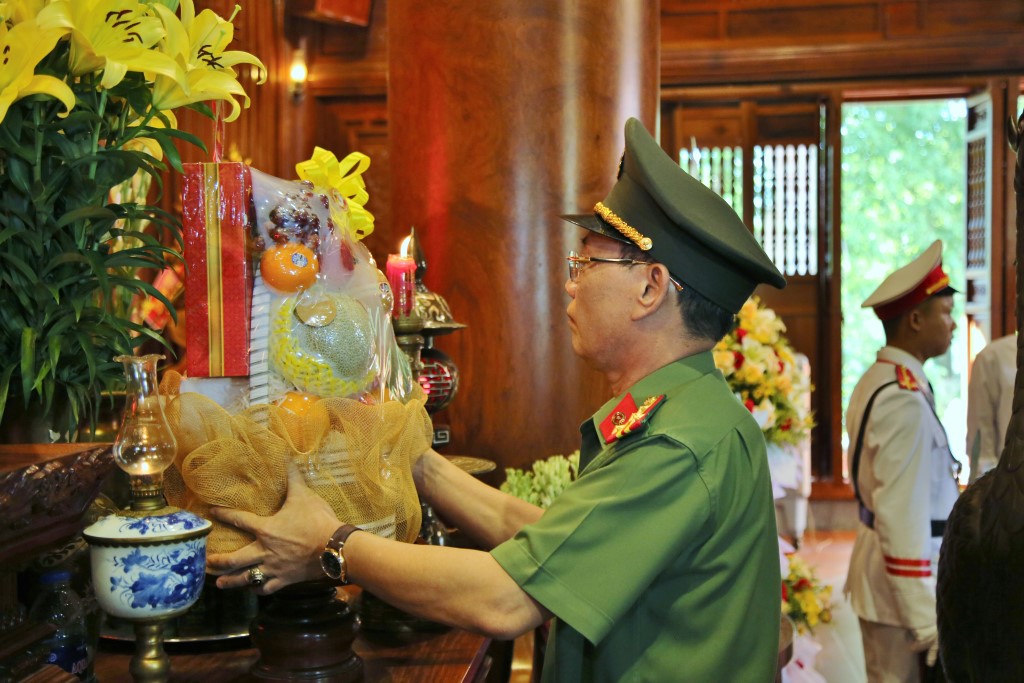 Đồng chí Đại tá Lê Văn Thái, Phó Giám đốc Công an tỉnh dâng lễ lên anh linh Chủ tịch Hồ Chí Minh