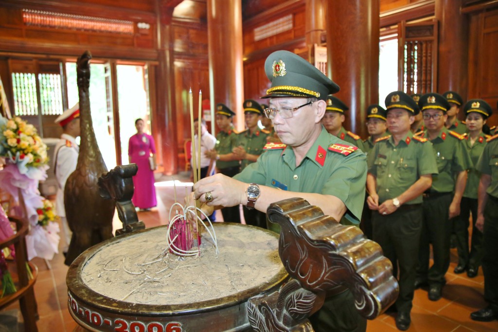 Đồng chí Đại tá Lê Văn Thái, Phó Giám đốc Công an tỉnh dâng hương lên anh linh Chủ tịch Hồ Chí Minh