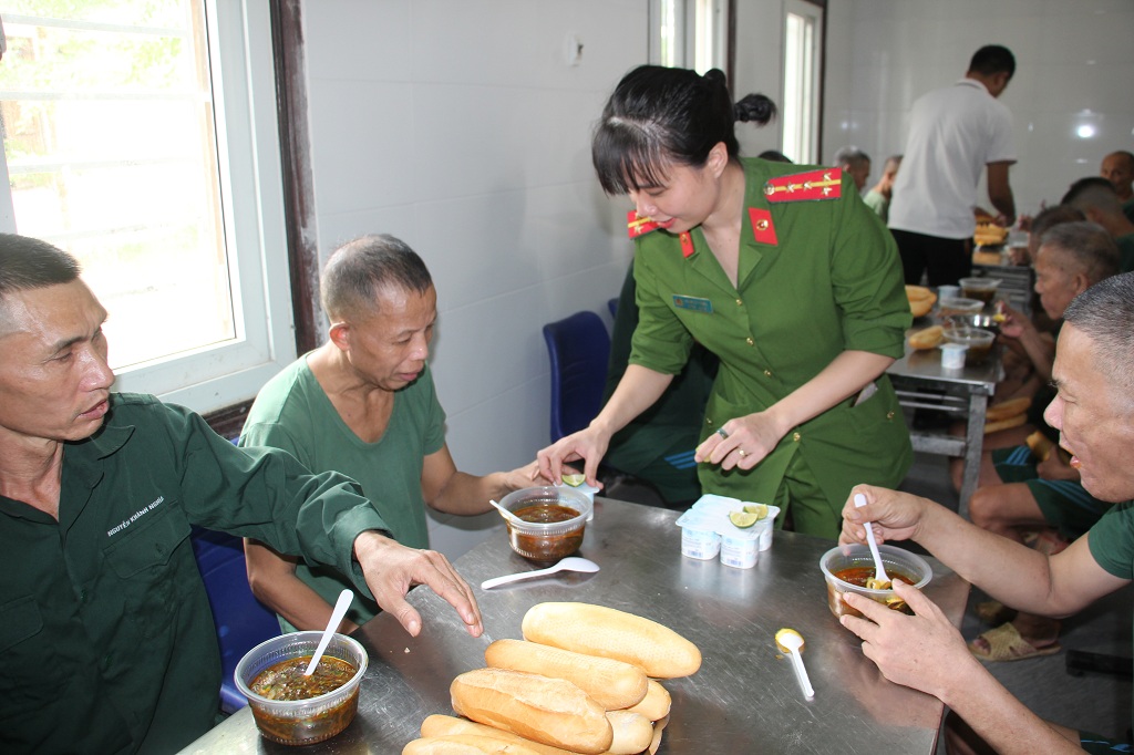 Tổ chức chương trình “Bữa cơm tri ân” cho các bác thương, bệnh binh