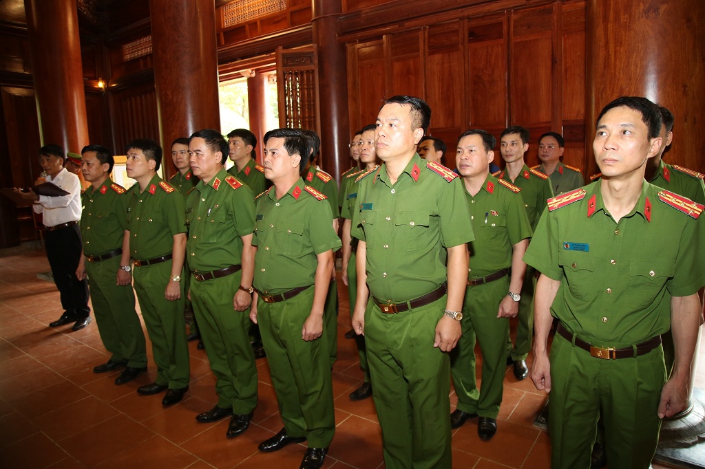 Đoàn đại biểu tưởng niệm trước anh linh Chủ tịch Hồ Chí Minh