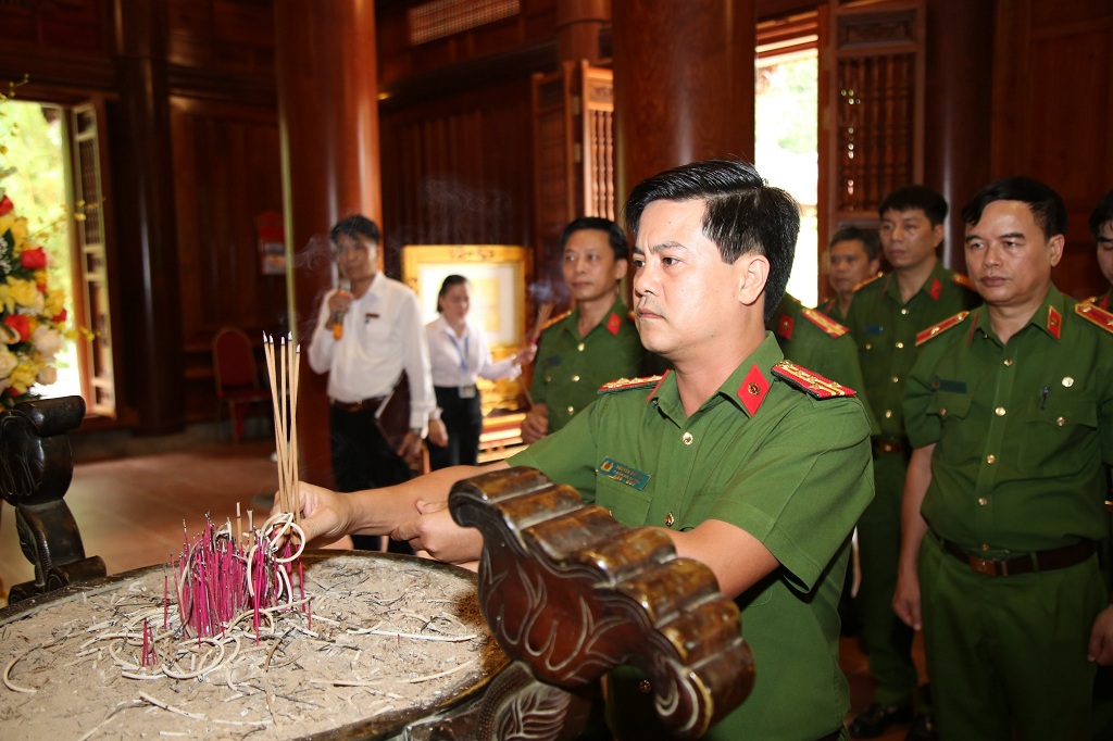 Đồng chí Đại tá Nguyễn Đức Hải, Phó Bí thư Đảng ủy, Phó Giám đốc Công an tỉnh dâng hương lên anh linh Chủ tich Hồ Chí Minh