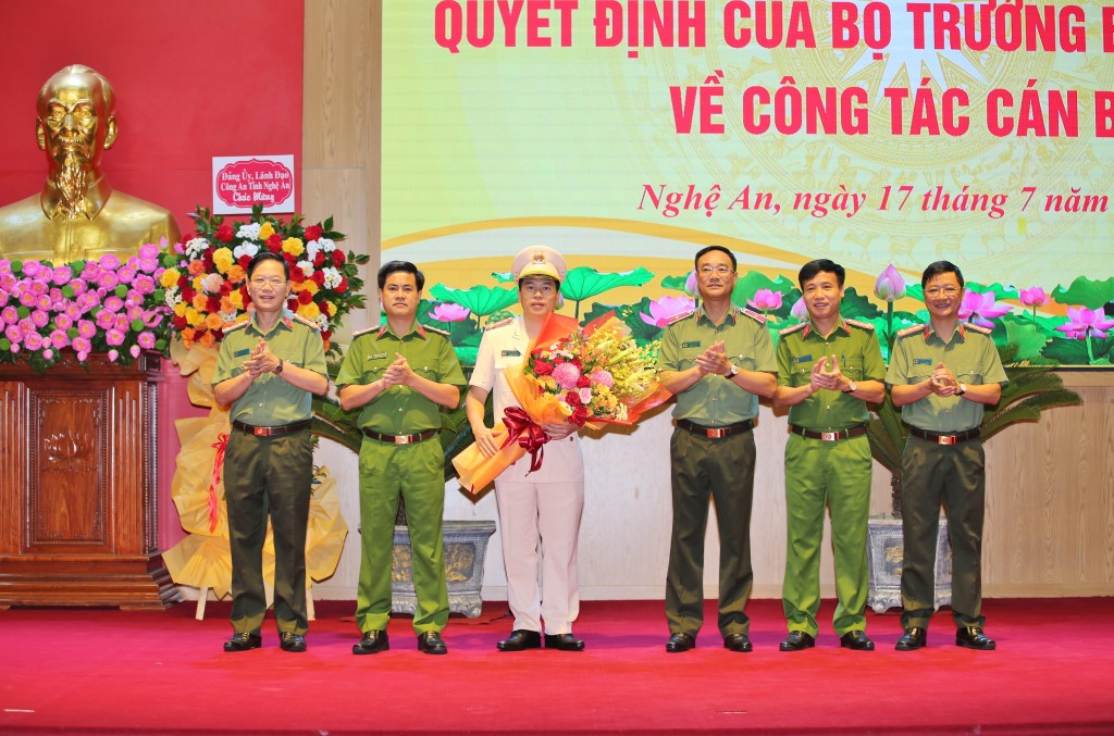 Lãnh đạo Công an tỉnh tặng hoa chúc mừng đồng chí Đại tá Trần Hồng Quang