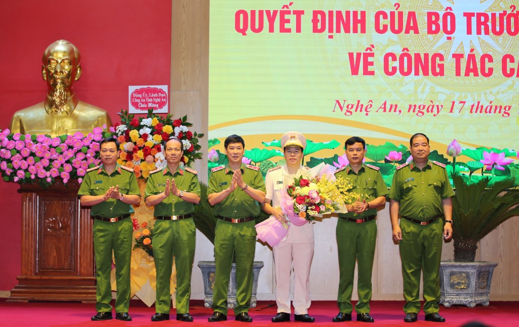 Ban Giám đốc Học viện Cảnh sát nhân dân tặng cho chúc mừng đồng chí Đại tá Trần Hồng Quang