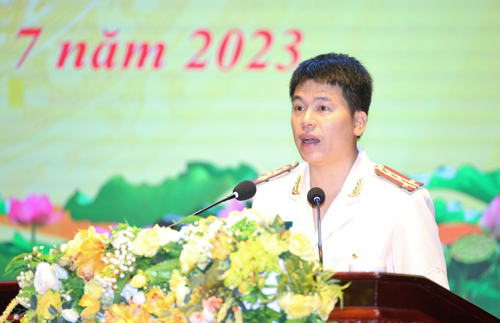 Đồng chí Đại tá Trần Hồng Quang, Phó Giám đốc Công an tỉnh phát biểu nhận nhiệm vụ tại buổi lễ