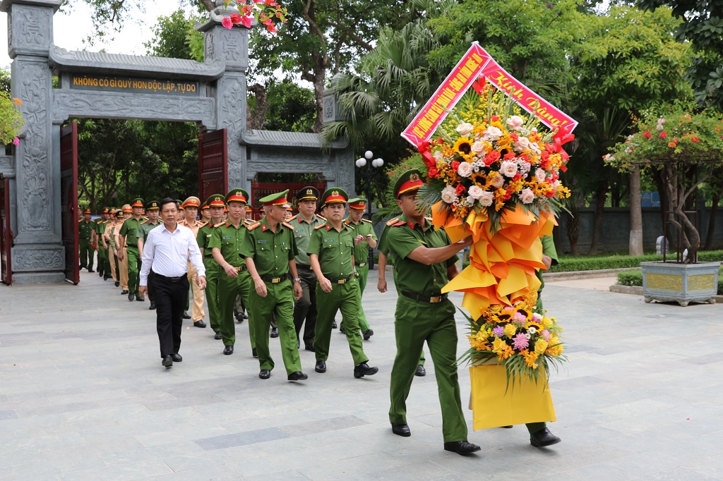 Đoàn đến dâng hoa, dâng hương tại Khu di tích Kim Liên, huyện Nam Đàn