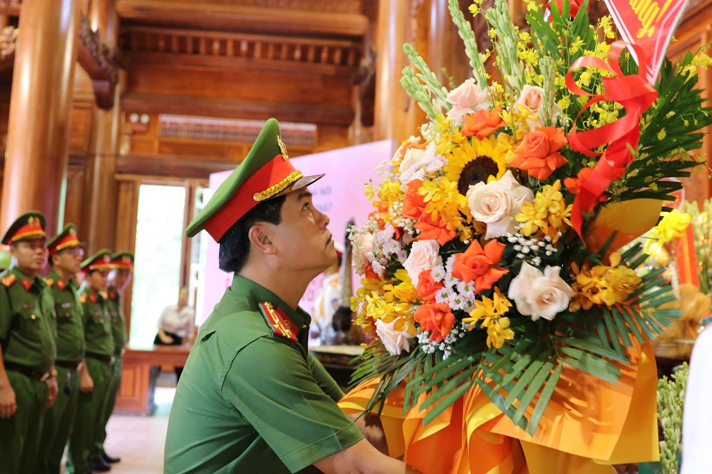 Đồng chí Đại tá Nguyễn Đức Hải, Phó Bí thư Đảng ủy, Phó Giám đốc dâng hương trước anh linh Chủ tịch Hồ Chí Minh