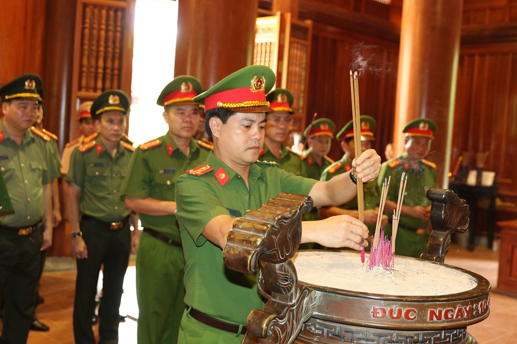 Đồng chí Đại tá Nguyễn Đức Hải, Phó Bí thư Đảng ủy, Phó Giám đốc dâng hương trước anh linh Chủ tịch Hồ Chí Minh