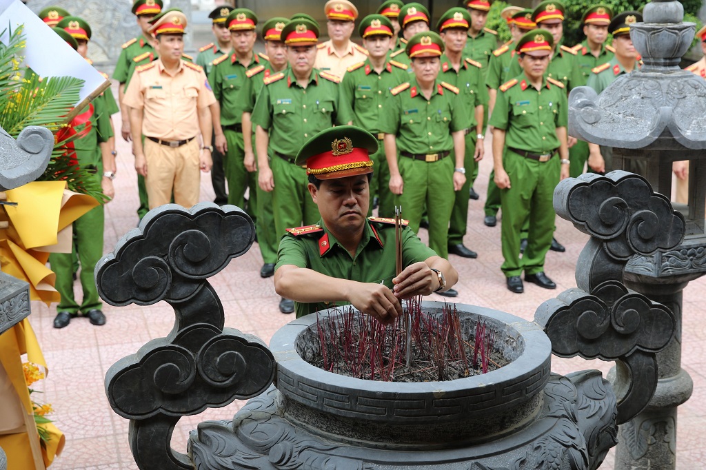 Đồng chí Đại tá Nguyễn Đức Hải, Phó Bí thư Đảng ủy, Phó Giám đốc dâng hương tại Nhà tưởng niệm đồng chí Bộ trưởng Trần Quốc Hoàn