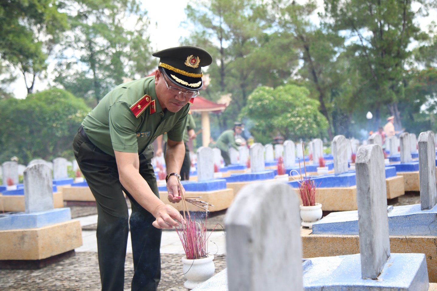 Đồng chí Thiếu tướng Phạm Thế Tùng, Giám đốc Công an tỉnh dâng hương tại phần mộ các anh hùng liệt sỹ