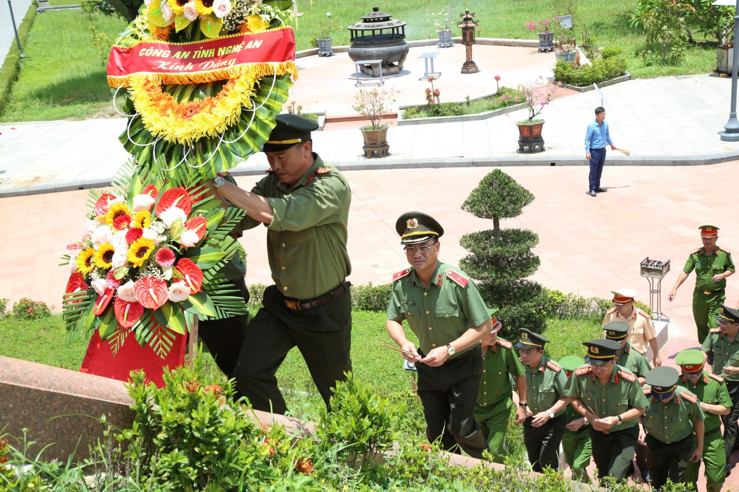 Đoàn đại biểu Công an tỉnh dâng hoa tại  Khu di tích lịch sử Quốc gia đặc biệt thành cổ Quảng Trị