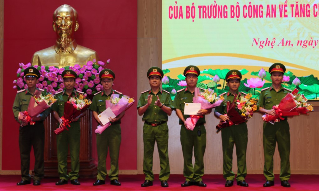 Đồng chí Đại tá Nguyễn Đức Hải, Phó Giám đốc, Thủ trưởng Cơ quan Cảnh sát điều tra Công an tỉnh Nghệ An trao thưởng các đơn vị có thành tích xuất sắc trong công tác truy nã tội phạm