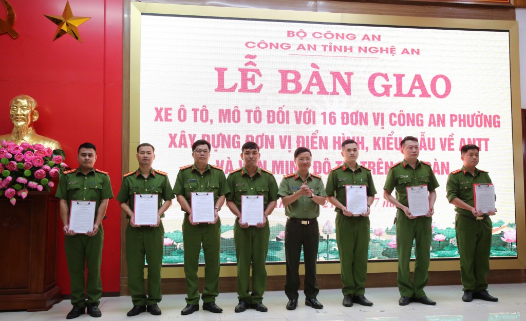 Thừa ủy quyền của Bộ Công an, Lãnh đạo Công an tỉnh Nghệ An trao quyết định bàn giao phương tiện cho các phường