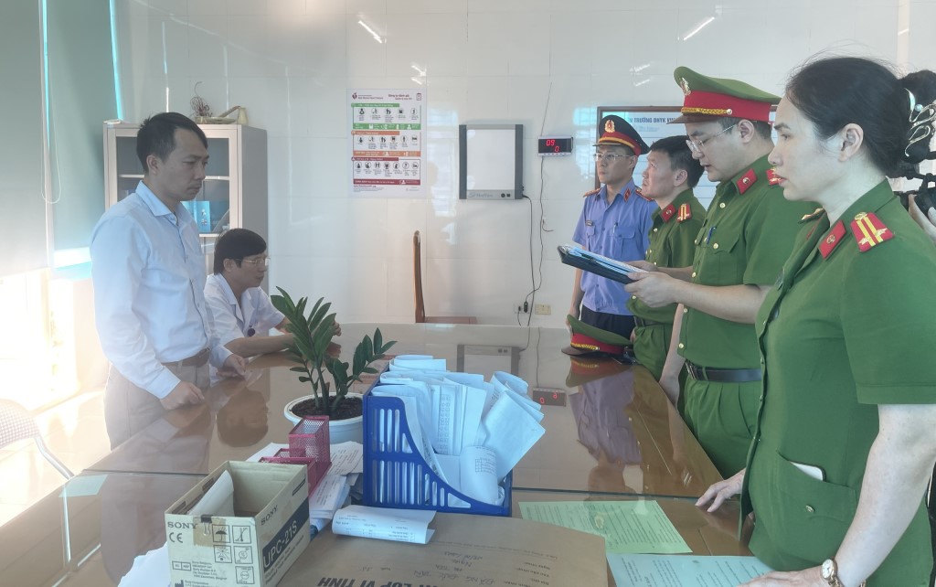 Cơ quan CSĐT đọc lệnh khởi tố bị can đối với Trần Đức Lượng - ảnh: Minh Tâm