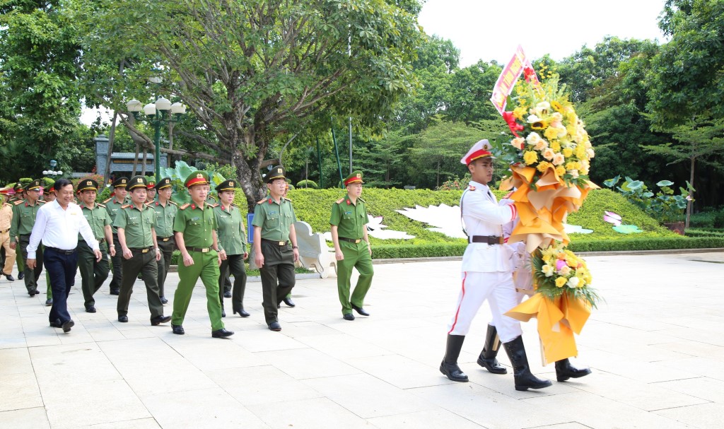 Đoàn đại biểu Công an tỉnh dâng hoa, dâng hương tại Khu di tích Quốc gia đặc biệt Kim Liên