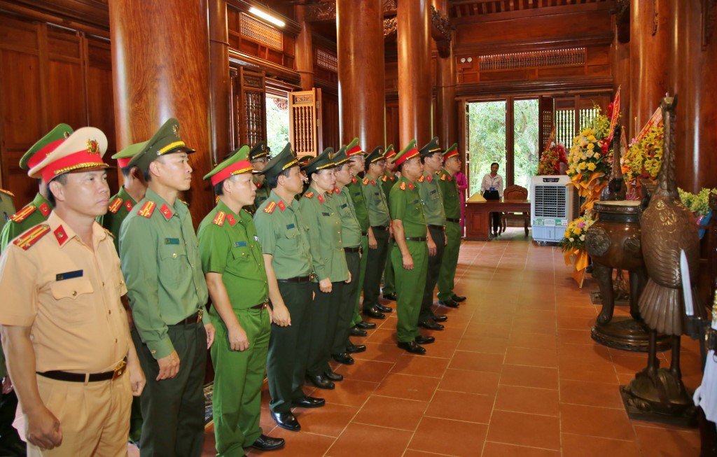 Đoàn đại biểu tưởng nhớ công ơn to lớn của Chủ tịch Hồ Chí Minh