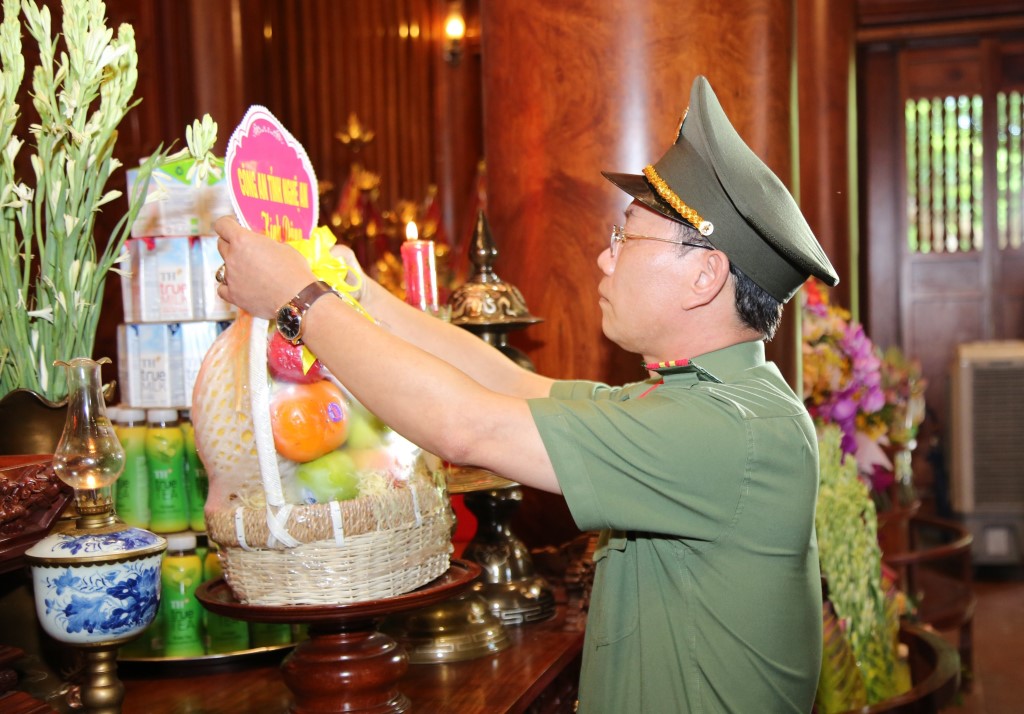 Đồng chí Đại tá Lê Văn Thái, Phó Giám đốc Công an tỉnh dâng lễ lên anh linh Chủ tịch Hồ  Chí Minh