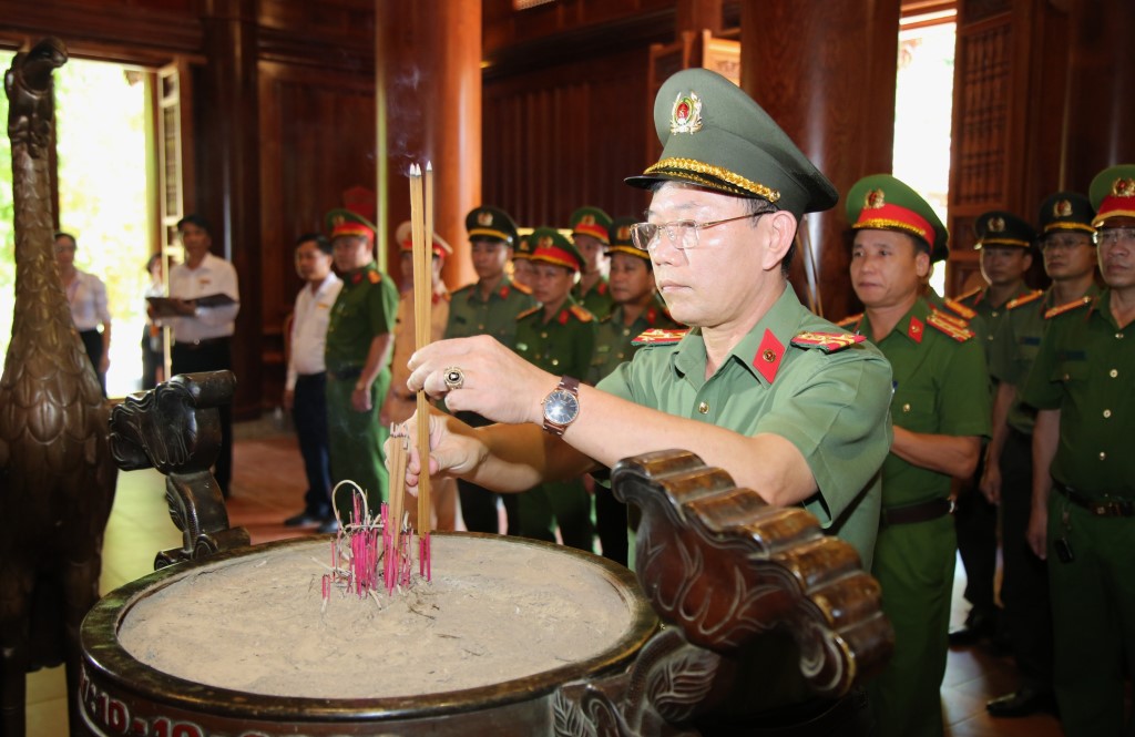 Đồng chí Đại tá Lê Văn Thái, Phó Giám đốc Công an tỉnh dâng hương tưởng niệm Chủ tịch Hồ Chí Minh