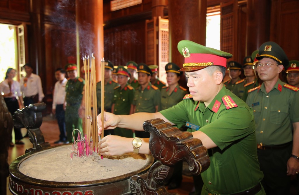 Đồng chí Đại tá Trần Hồng Quang, Phó Giám đốc Công an tỉnh dâng hương tưởng niệm Chủ tịch Hồ Chí Minh