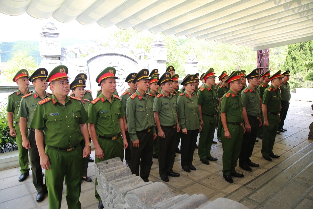 Đoàn đại biểu dâng hoa, dâng hương tại Khu di tích lịch sử Quốc gia Truông Bồn