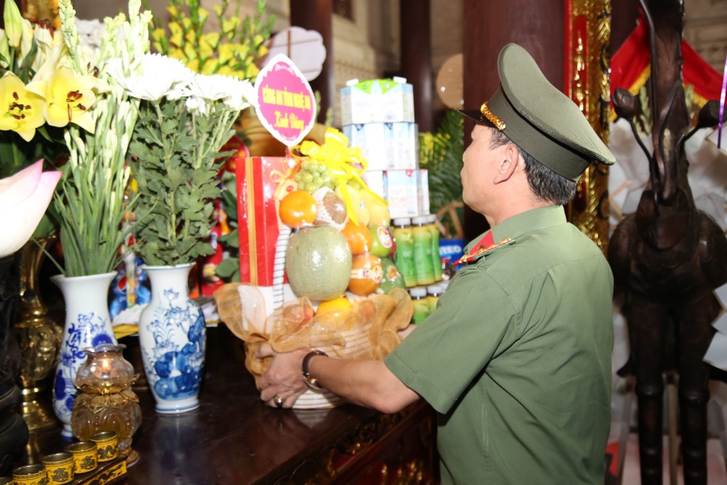 Đồng chí Đại tá Lê Văn Thái, Phó Giám đốc Công an tỉnh dâng lễ tại Khu di tích lịch sử Quốc gia Truông Bồn