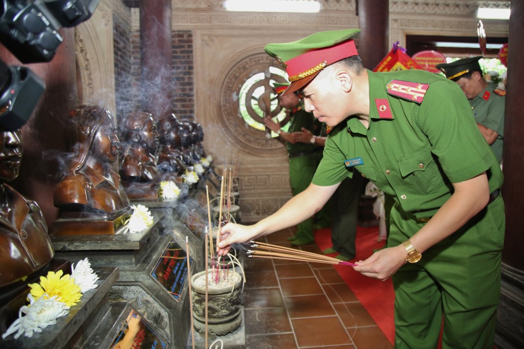 Đồng chí Đại tá Trần Hồng Quang, Phó Giám đốc Công an tỉnh thắp hương tri ân 13 thanh niên xung phong “Tiểu đội thép” thuộc Đại đội 317