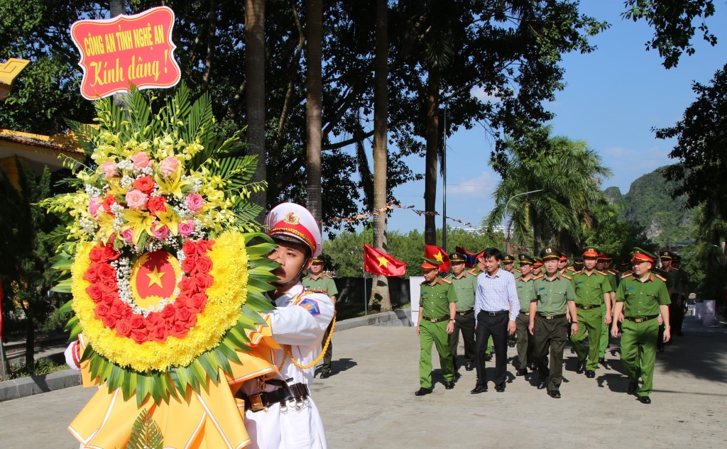 Công an Nghệ An dâng hoa, dâng hương tại Nghĩa trang liệt sĩ quốc tế Việt - Lào