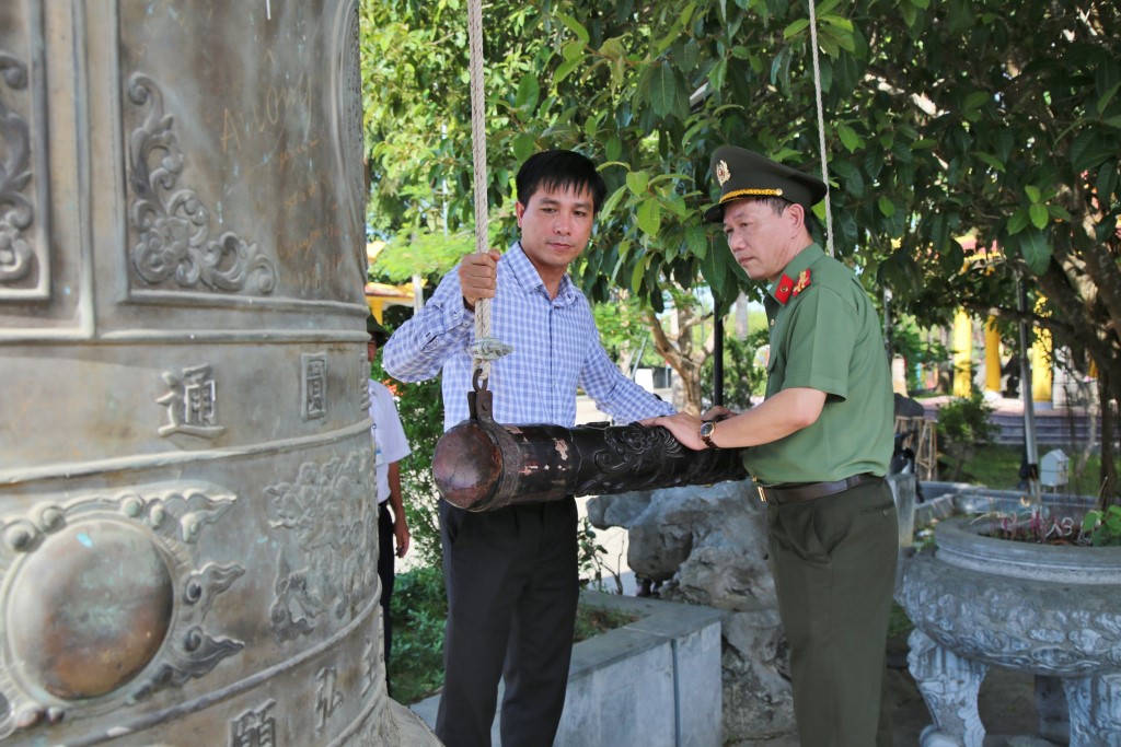 Lãnh đạo Công an tỉnh và Lãnh đạo huyện Anh Sơn thỉnh chuông tại Nghĩa trang liệt sĩ quốc tế Việt - Lào