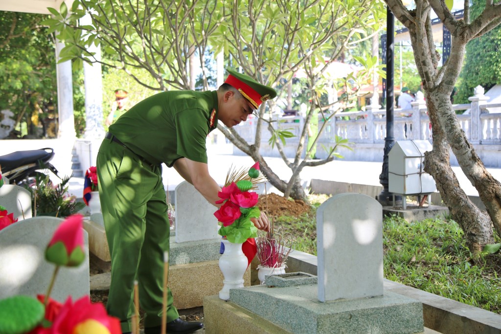 Các đồng chí Lãnh đạo Công an tỉnh thắp hương tại các phần mộ anh hùng liệt sĩ tại Nghĩa trang liệt sĩ quốc tế Việt - Lào