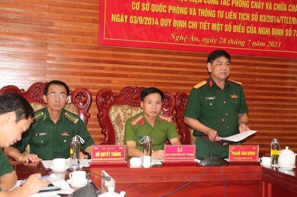Đồng chí Đại tá Phạm Văn Dũng, Phó Tham mưu trưởng Quân khu 4 phát biểu tham luận tại Hội nghị