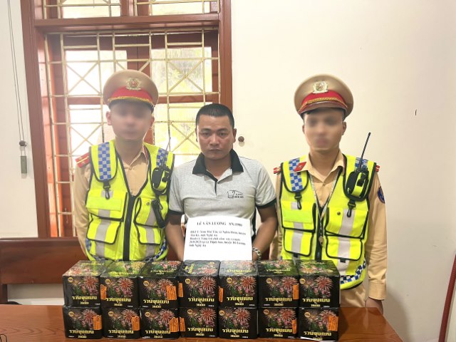 Cảnh sát giao thông bắt quả tang đối tượng tàng trữ chất cấm
