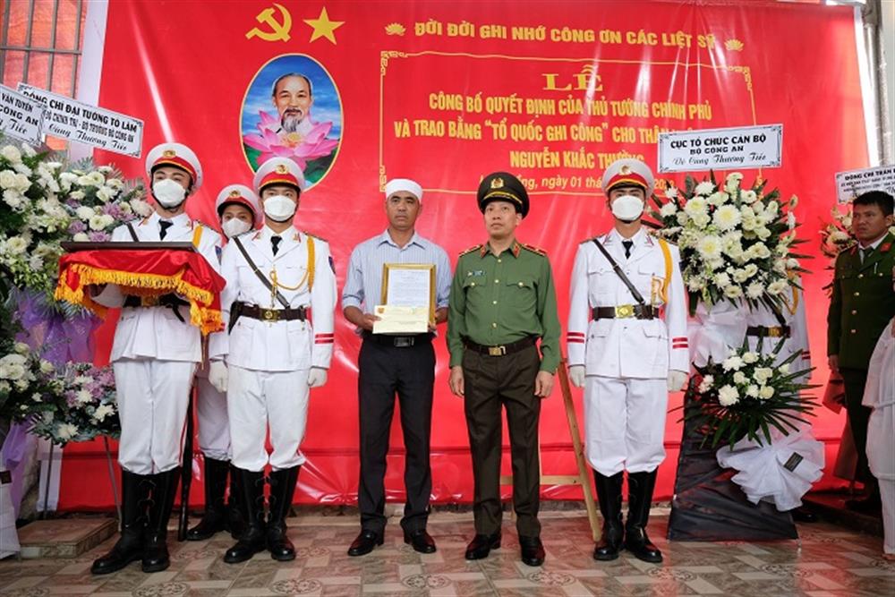 Thứ trưởng Lê Văn Tuyến trao quyết định truy thăng cấp bậc hàm sĩ quan nghiệp vụ trước thời hạn cho thân nhân gia đình liệt sĩ Nguyễn Khắc Thường.