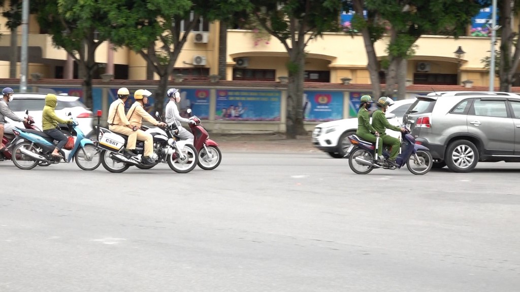 Cảnh sát giao thông - trật tự Công an thành phố Vinh tuần tra, kiểm soát trên địa bàn