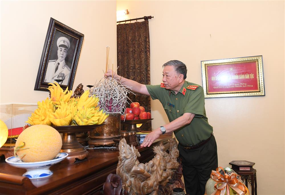 Bộ trưởng Tô Lâm thắp hương tưởng nhớ Đại tướng Võ Nguyên Giáp.