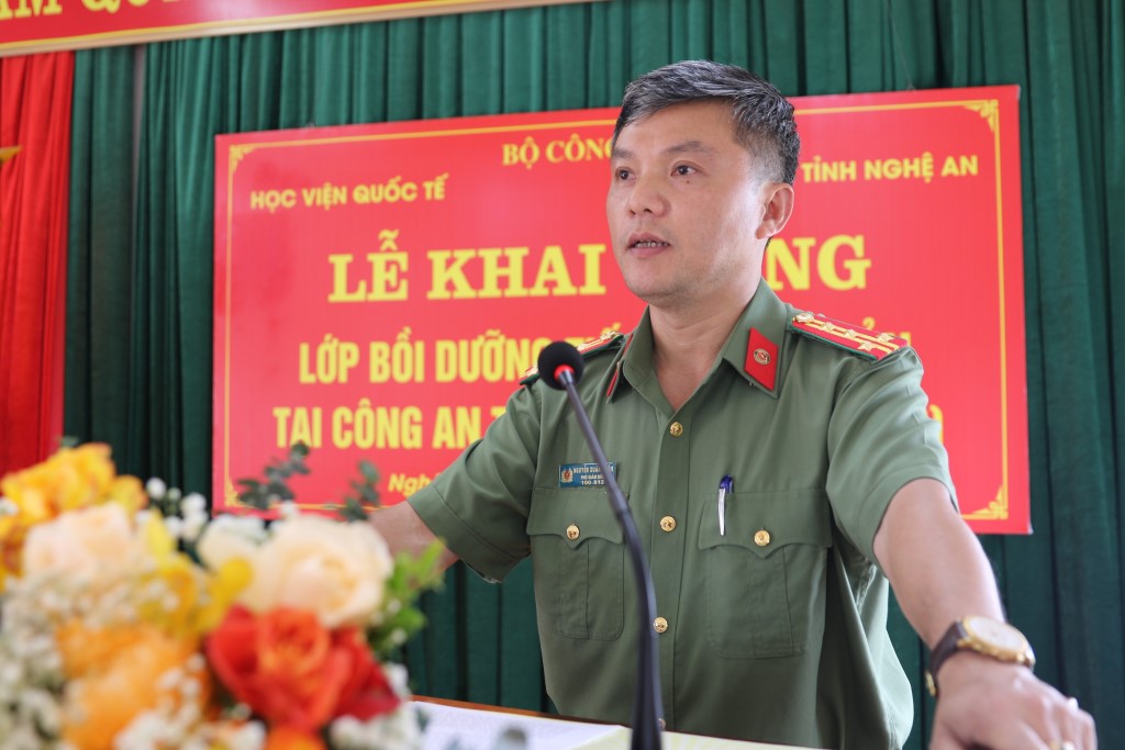 Đồng chí Đại tá Đại tá Nguyễn Xuân Triển - Phó Giám đốc Học viện Quốc tế phát biểu tại buổi lễ khai giảng