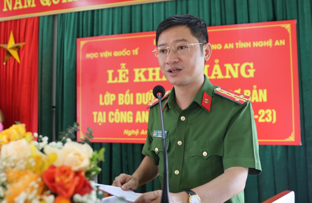 Đồng chí Đại tá Trần Ngọc Tuấn - Phó Giám đốc Công an tỉnh Nghệ An phát biểu tại buổi lễ khai giảng