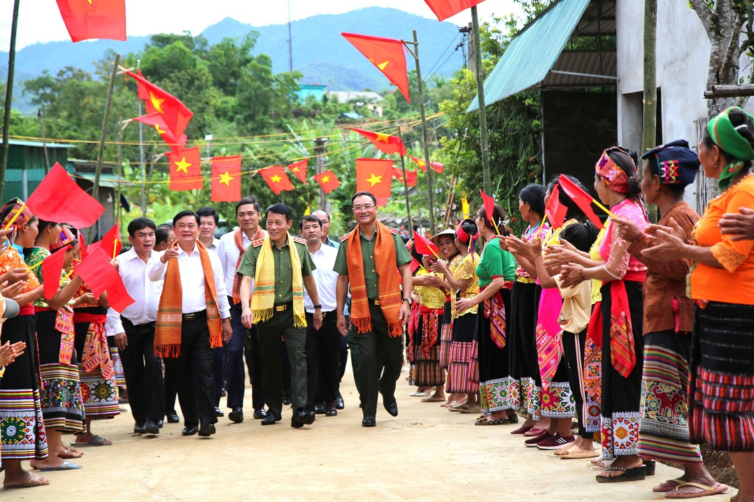 Các đồng chí lãnh đạo Bộ Công an và tỉnh Nghệ An về chung vui với bà con Nhân dân xã Châu Khê, huyện Con Cuông