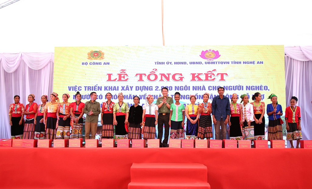 Đồng chí Thượng tướng Lương Tam Quang, Thứ trưởng Bộ Công an trao quà tặng các hộ gia đình được trao tặng nhà trên địa bàn Con Cuông