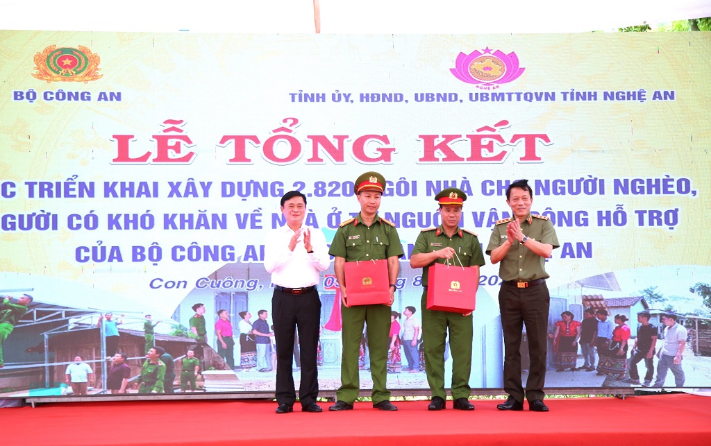 Đồng chí Thượng tướng Lương Tam Quang, Thứ trưởng Bộ Công an và đồng chí Thái Thanh Quý, Bí thư Tỉnh ủy trao tặng quà của Bộ trưởng Bộ Công an đến Công an huyện Con Cuông và Công an xã Châu Khê