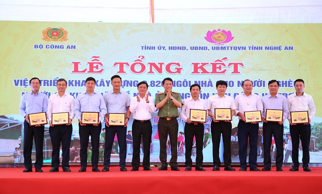Đồng chí Thượng tướng Lương Tam Quang và đồng chí Thái Thanh Quý trao tặng biểu trưng đối với đại diện các nhà tài trợ đã ủng hộ kinh phí cho chương trình xây nhà cho hộ nghèo, hộ có khó khăn về nhà ở