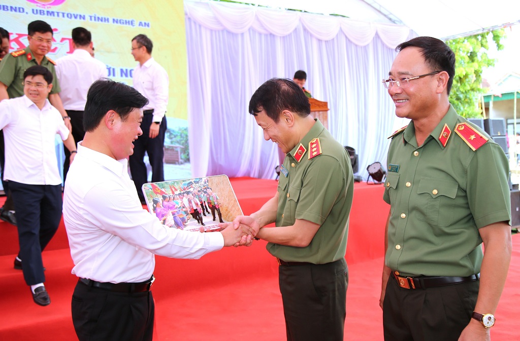 Bí thư Tỉnh ủy tặng bức ảnh Thứ trưởng dự lễ bàn giao nhà mẫu tại huyện Tương Dương