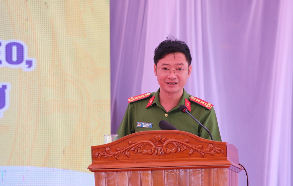 Đồng chí Đại tá Trần Ngọc Tuấn - Phó Giám đốc Công an tỉnh báo cáo tóm tắt quá trình xây dựng nhà cho người nghèo, người khó khăn